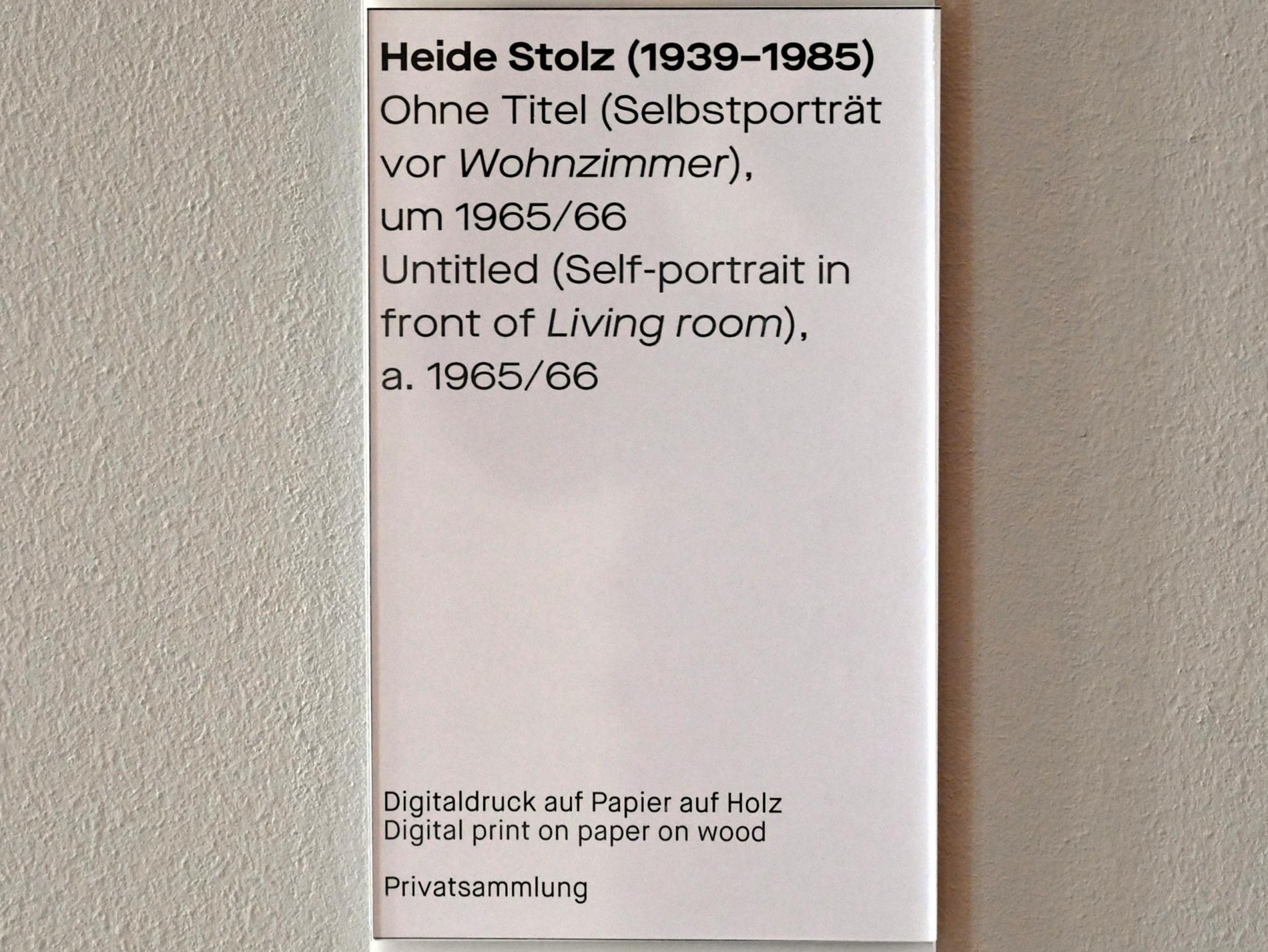 Heide Stolz (1960–1969), Ohne Titel (Selbstporträt vor Wohnzimmer), Chemnitz, Museum Gunzenhauser, Saal 1.10 - Uwe Lausen und Heide Stolz, um 1965–1966, Bild 2/2