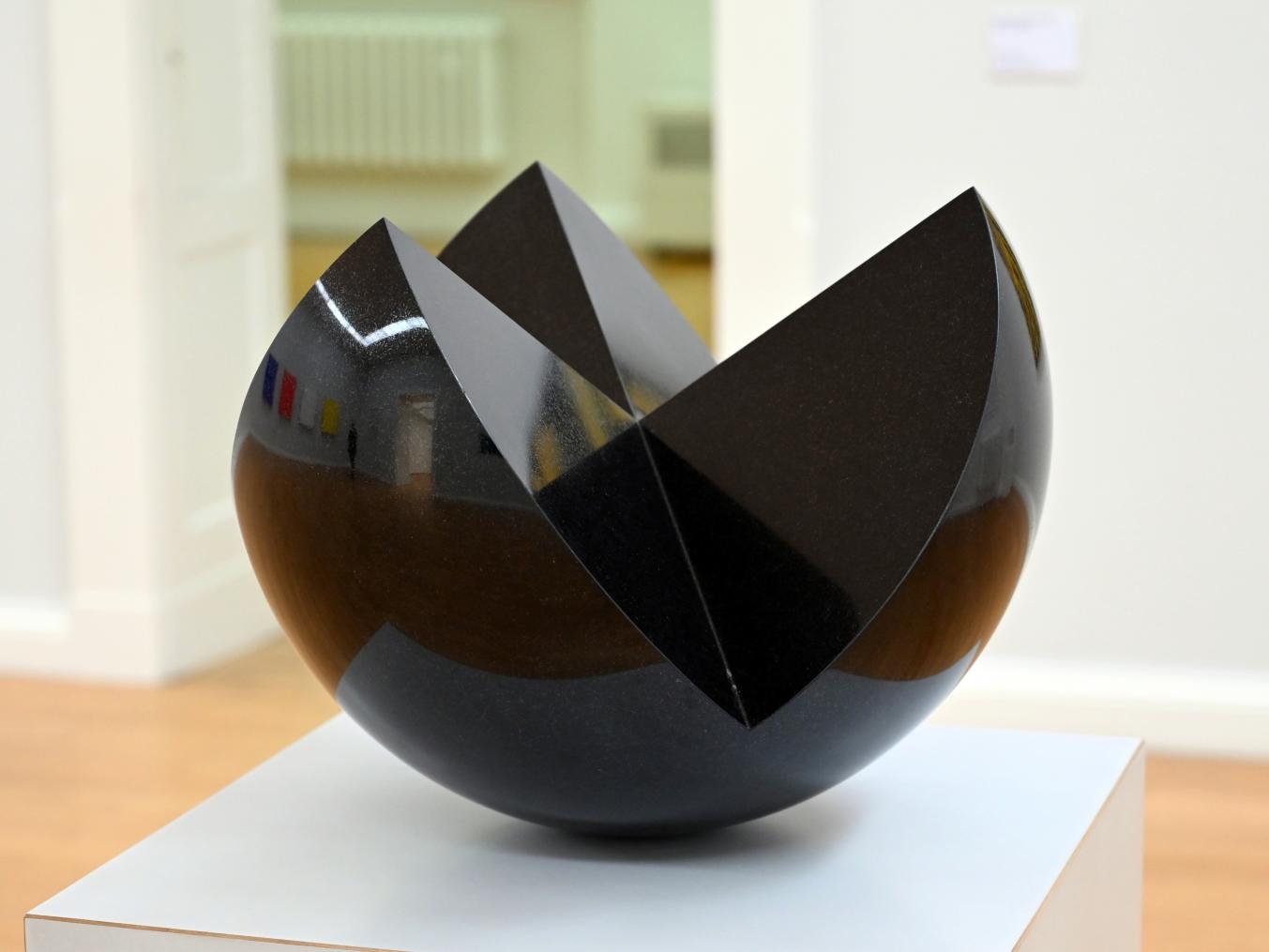 Max Bill (1965–1978), Halbe Kugeln um drei Achsen, Chemnitz, Kunstsammlungen am Theaterplatz, Form Fläche Geste, Saal 1, 1965–1966, Bild 2/5