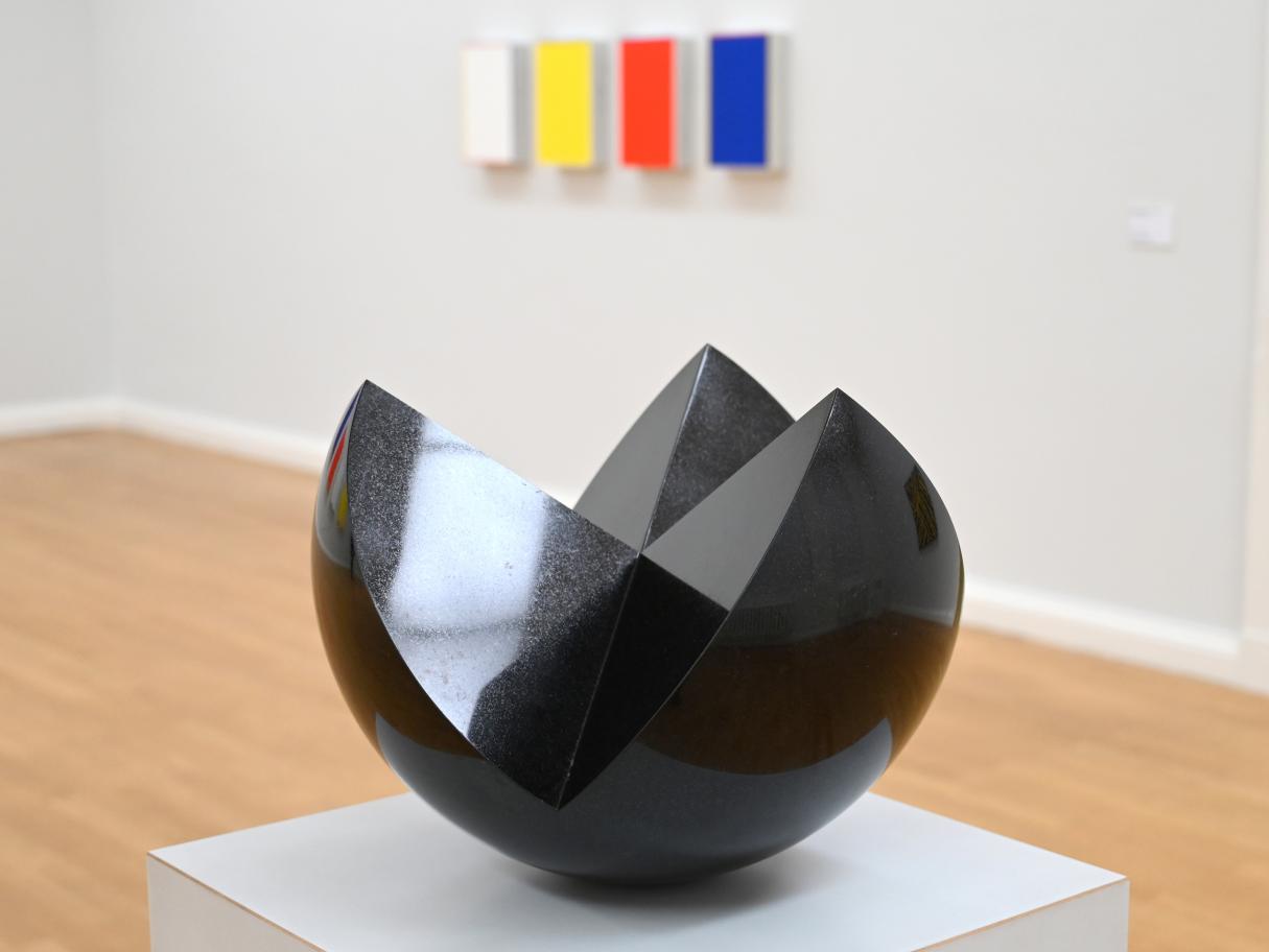 Max Bill (1965–1978), Halbe Kugeln um drei Achsen, Chemnitz, Kunstsammlungen am Theaterplatz, Form Fläche Geste, Saal 1, 1965–1966, Bild 3/5