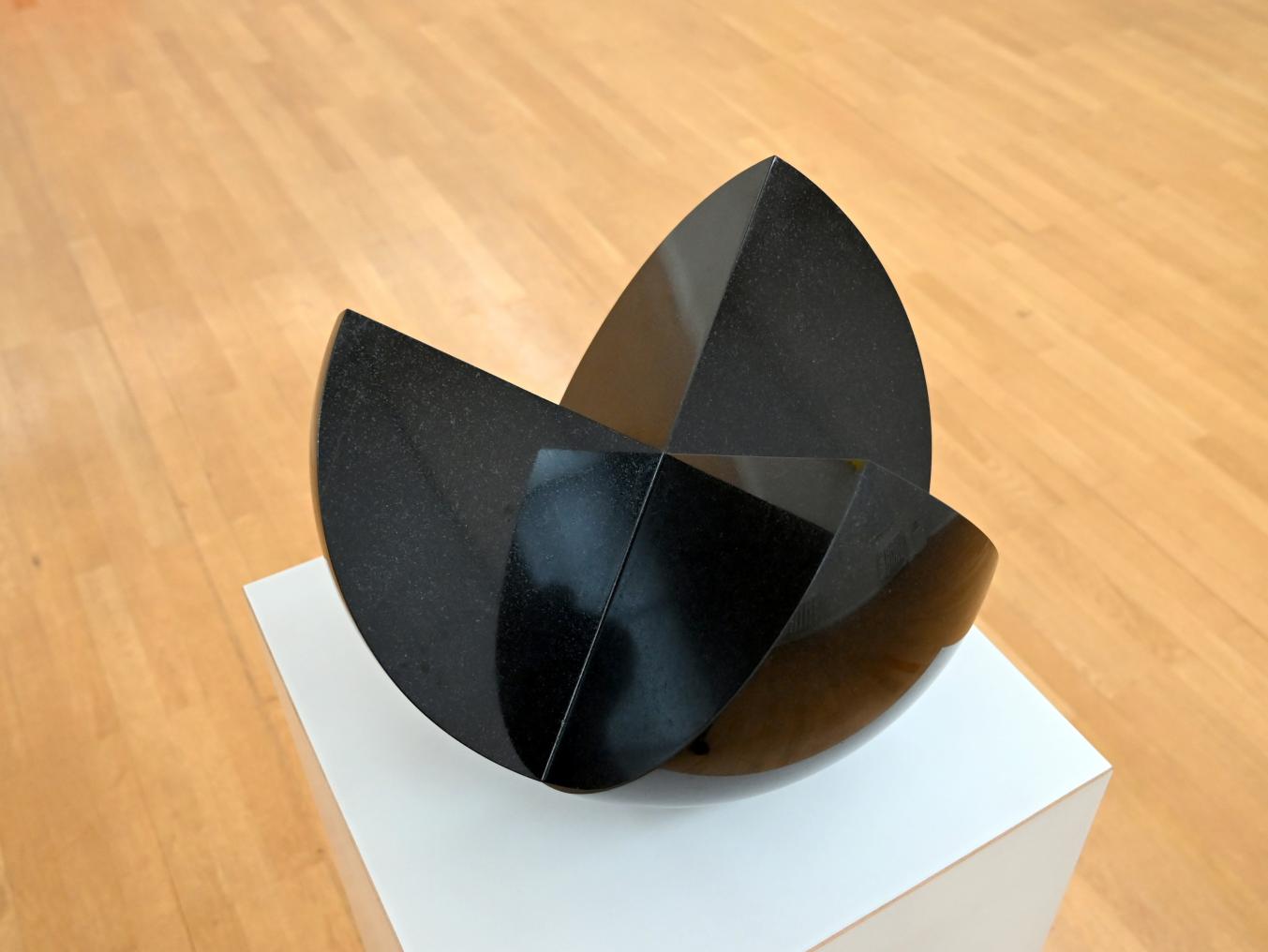 Max Bill (1965–1978), Halbe Kugeln um drei Achsen, Chemnitz, Kunstsammlungen am Theaterplatz, Form Fläche Geste, Saal 1, 1965–1966, Bild 4/5