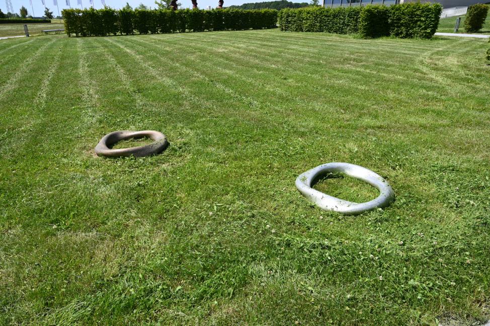 Stephan Kern (2005–2006), o. T. (Ring, gedreht), Künzelsau, Skulpturengarten am Carmen Würth Forum, 2006, Bild 4/6