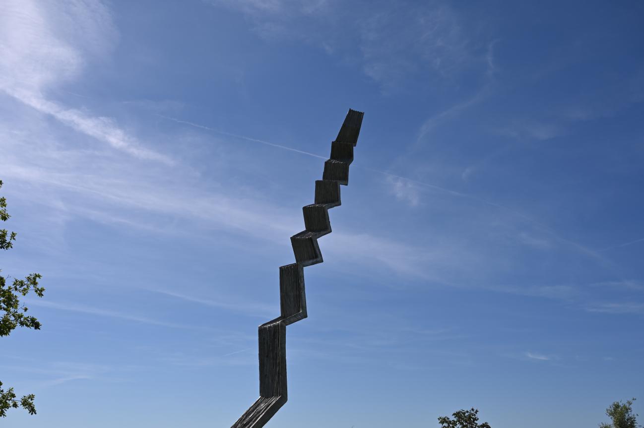 Magdalena Jetelová (1994–2017), Treppe, Künzelsau, Skulpturengarten am Carmen Würth Forum, 2010, Bild 3/6