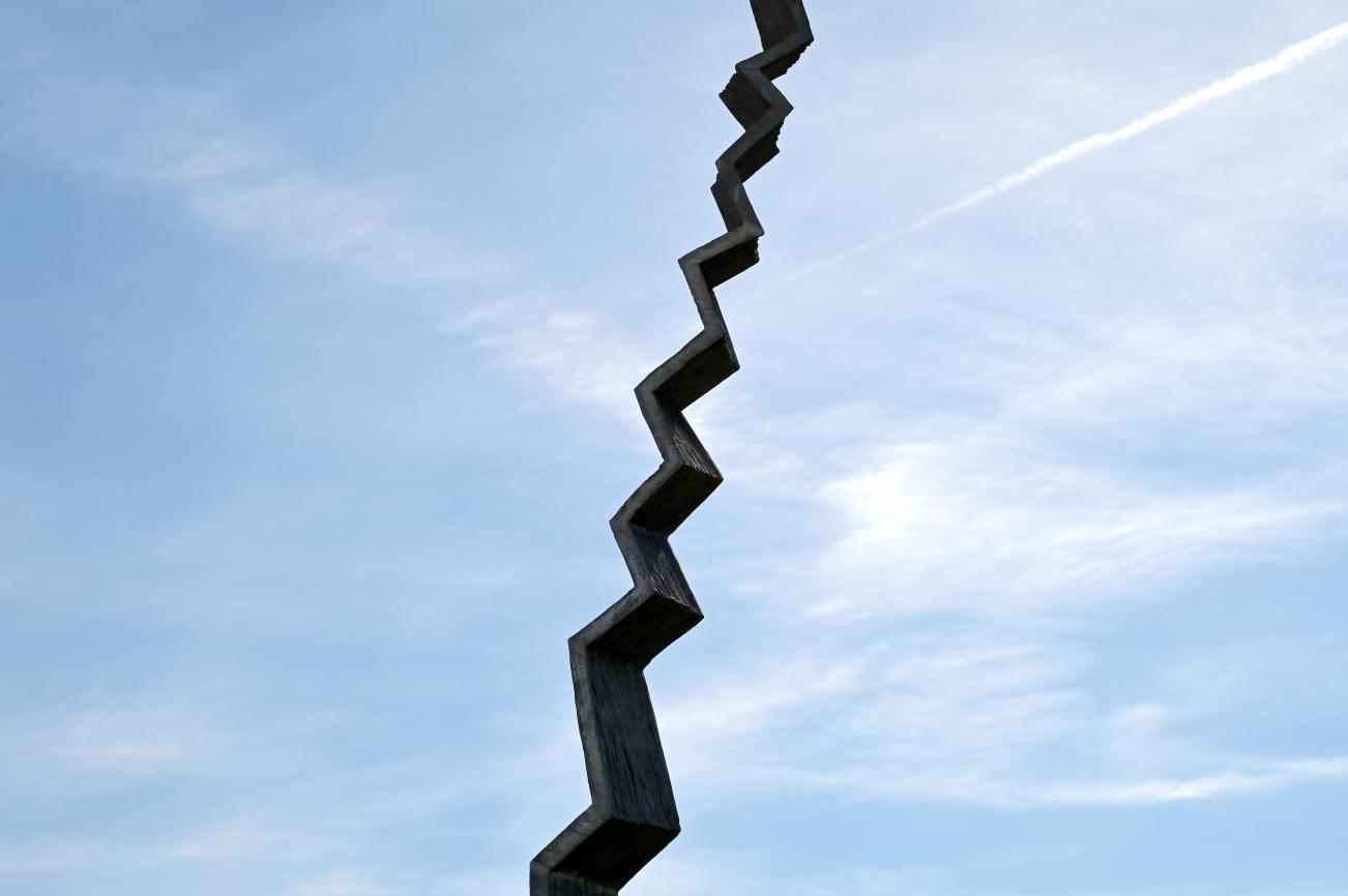 Magdalena Jetelová (1994–2017), Treppe, Künzelsau, Skulpturengarten am Carmen Würth Forum, 2010, Bild 4/6