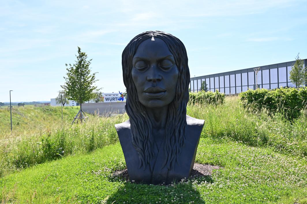 Helga Vockenhuber (2012), Die neue Eva, Künzelsau, Skulpturengarten am Carmen Würth Forum, 2012, Bild 4/8