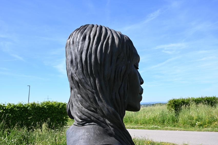 Helga Vockenhuber (2012), Die neue Eva, Künzelsau, Skulpturengarten am Carmen Würth Forum, 2012, Bild 5/8