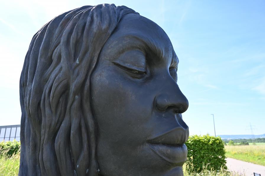 Helga Vockenhuber (2012), Die neue Eva, Künzelsau, Skulpturengarten am Carmen Würth Forum, 2012, Bild 6/8