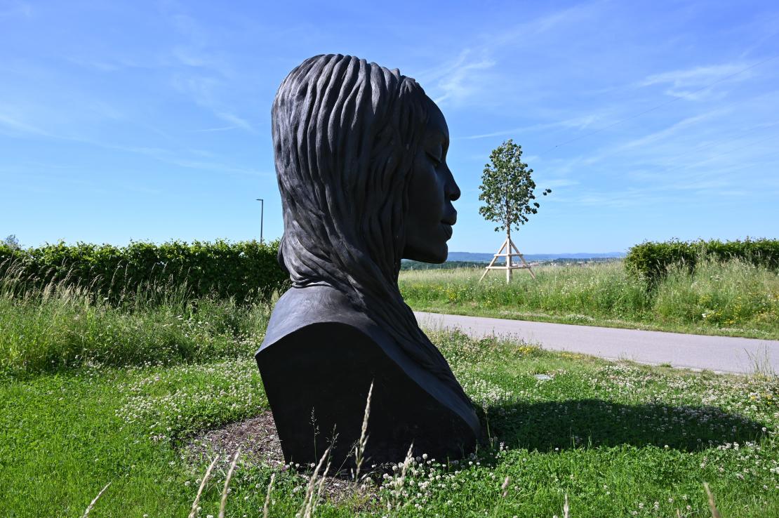 Helga Vockenhuber (2012), Die neue Eva, Künzelsau, Skulpturengarten am Carmen Würth Forum, 2012, Bild 7/8
