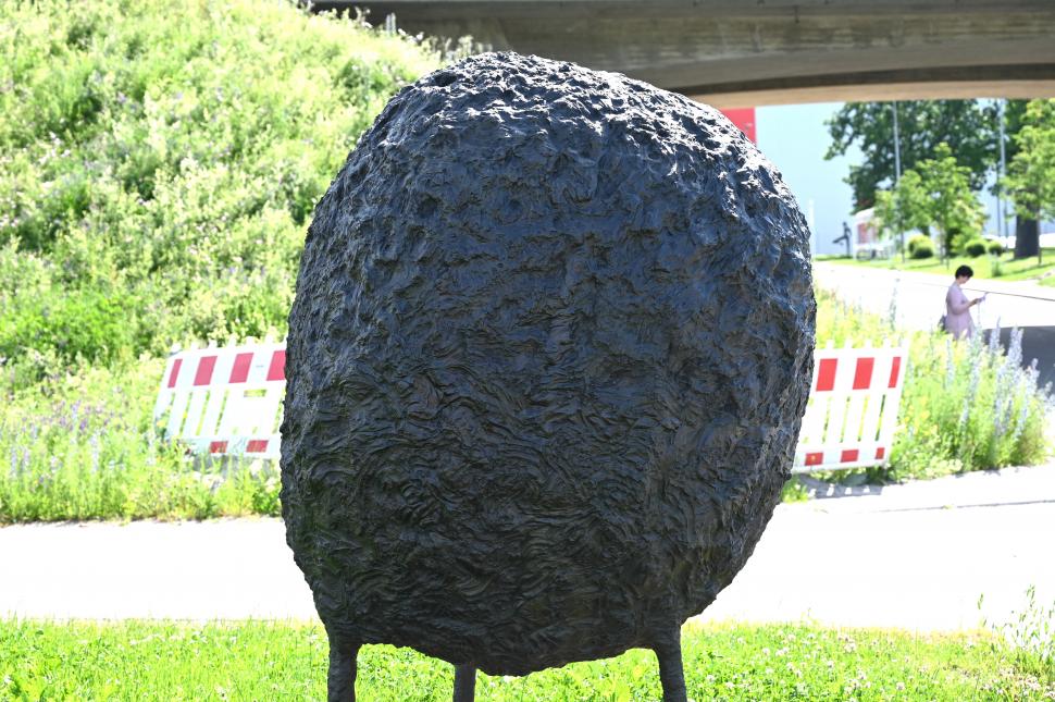 Alfred Haberpointner (2002–2007), Gewichtung, Künzelsau, Skulpturengarten am Carmen Würth Forum, 2002, Bild 2/3