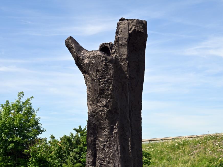 Magdalena Abakanowicz (1999–2003), Figura Ultima, Künzelsau, Skulpturengarten am Carmen Würth Forum, 1999, Bild 3/4