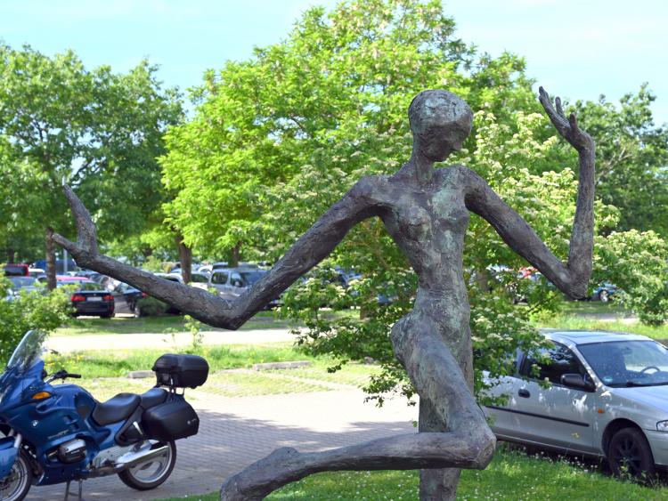 Helge Leiberg (2004–2010), Nicht abgeneigt, Künzelsau, Skulpturengarten am Carmen Würth Forum, 2004, Bild 4/5