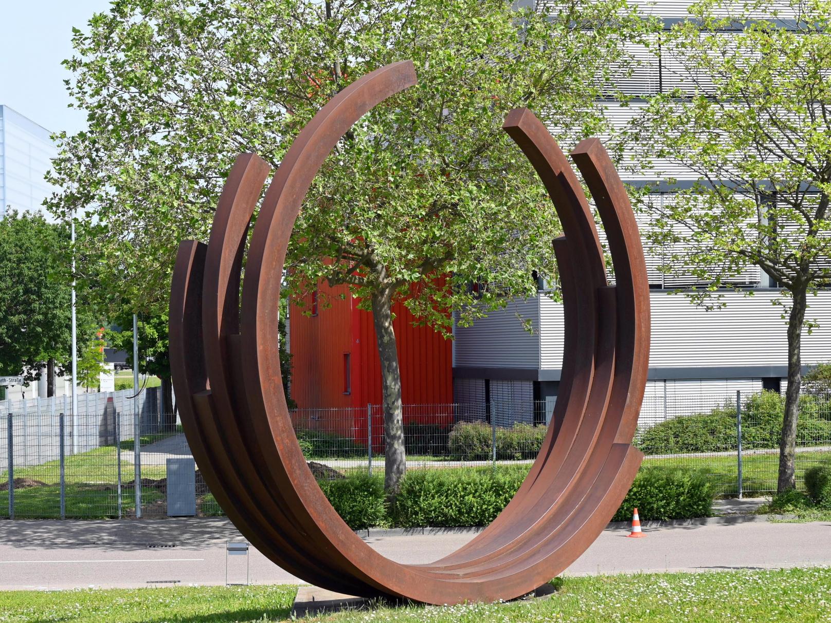 Bernar Venet (2003), 221,5° Bogen x 5, Künzelsau, Skulpturengarten am Carmen Würth Forum, 2003, Bild 2/6