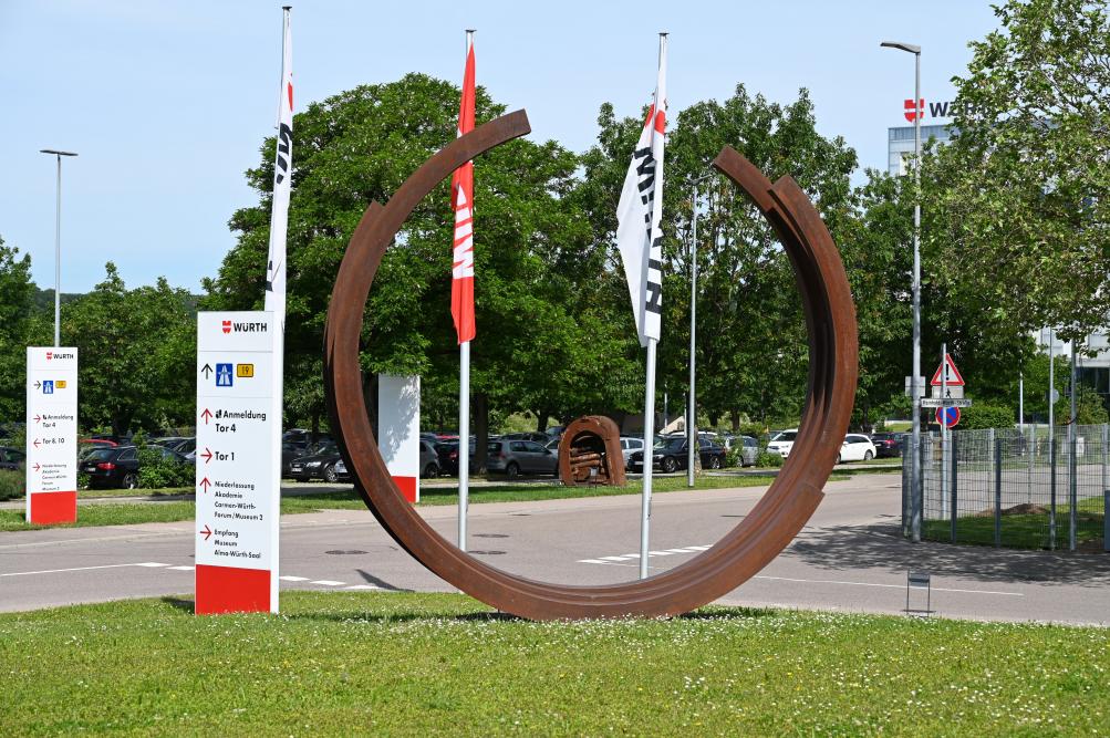 Bernar Venet (2003), 221,5° Bogen x 5, Künzelsau, Skulpturengarten am Carmen Würth Forum, 2003, Bild 3/6