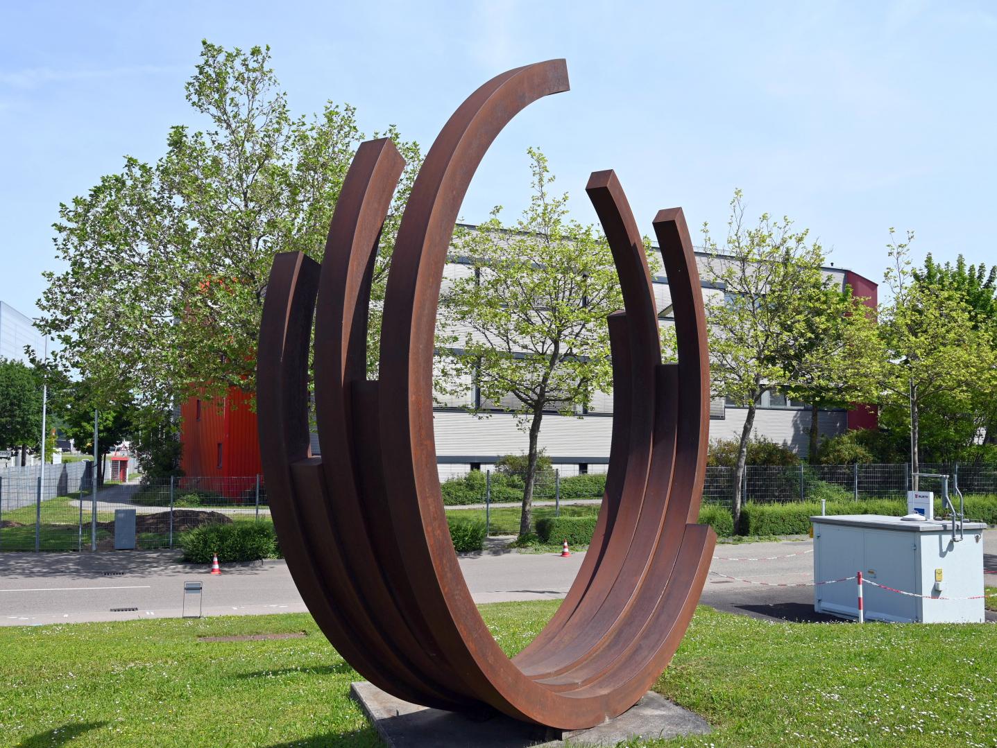 Bernar Venet (2003), 221,5° Bogen x 5, Künzelsau, Skulpturengarten am Carmen Würth Forum, 2003, Bild 4/6