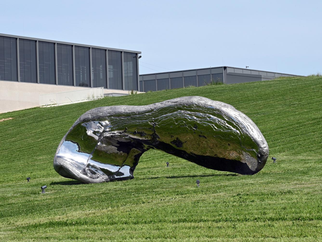 Marc Quinn (1993–2015), Gefrorene Welle (Die Konservierung der Masse), Künzelsau, Skulpturengarten am Carmen Würth Forum, 2015, Bild 1/5