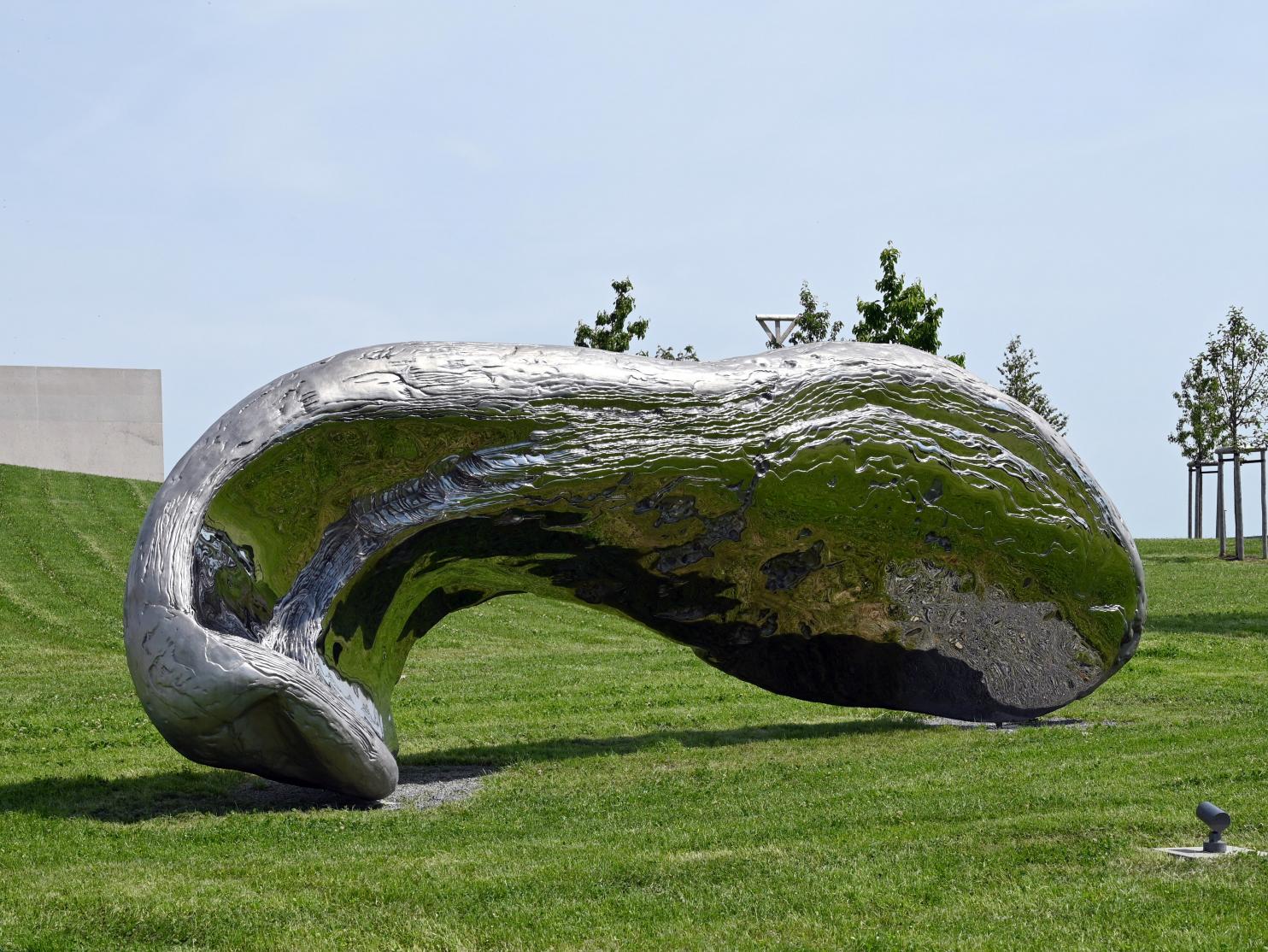 Marc Quinn (1993–2015), Gefrorene Welle (Die Konservierung der Masse), Künzelsau, Skulpturengarten am Carmen Würth Forum, 2015, Bild 3/5