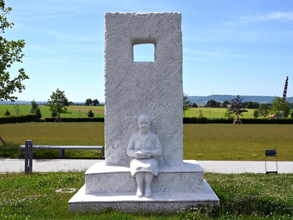 Markus Redl (2008–2019), Stein 146/122 Blickfelderweiterung / 360° [Hold The Line], Künzelsau, Skulpturengarten am Carmen Würth Forum, 2016, Bild 3/7
