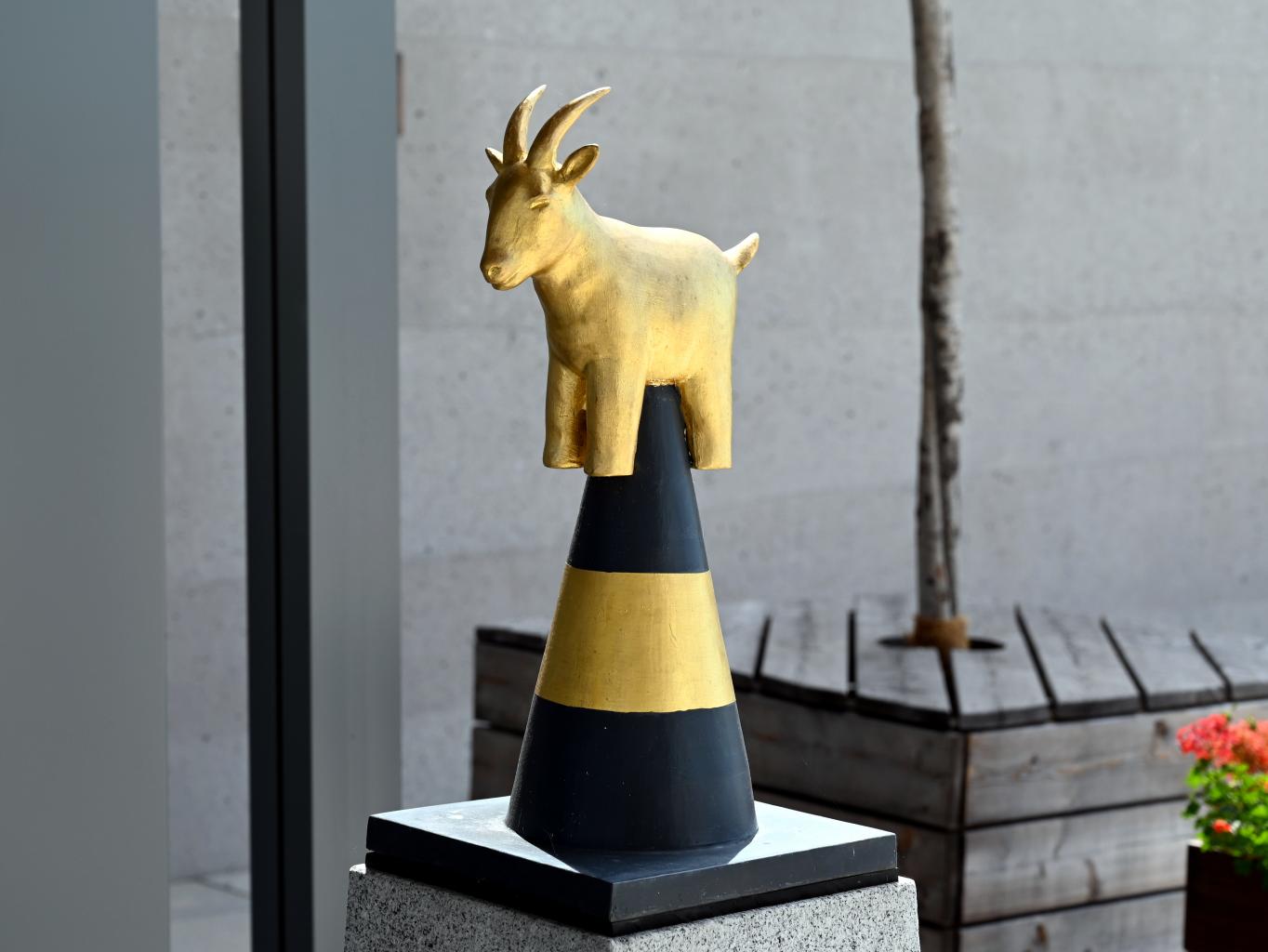 Heinrich Brummack (1989–2009), Wegskulptur Schaf und Ziege, Künzelsau, Skulpturengarten am Carmen Würth Forum, 1998, Bild 5/7