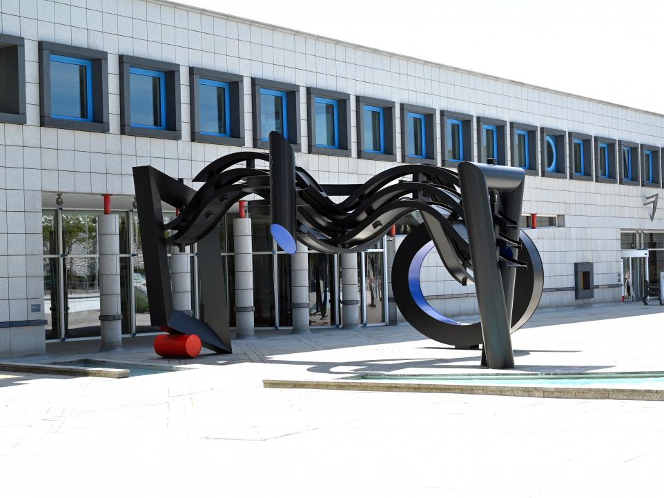 Robert Jacobsen (1949–1990), Skulptur vor dem Haupteingang des Verwaltungsgebäudes, Künzelsau, Skulpturengarten am Carmen Würth Forum, 1990, Bild 2/4