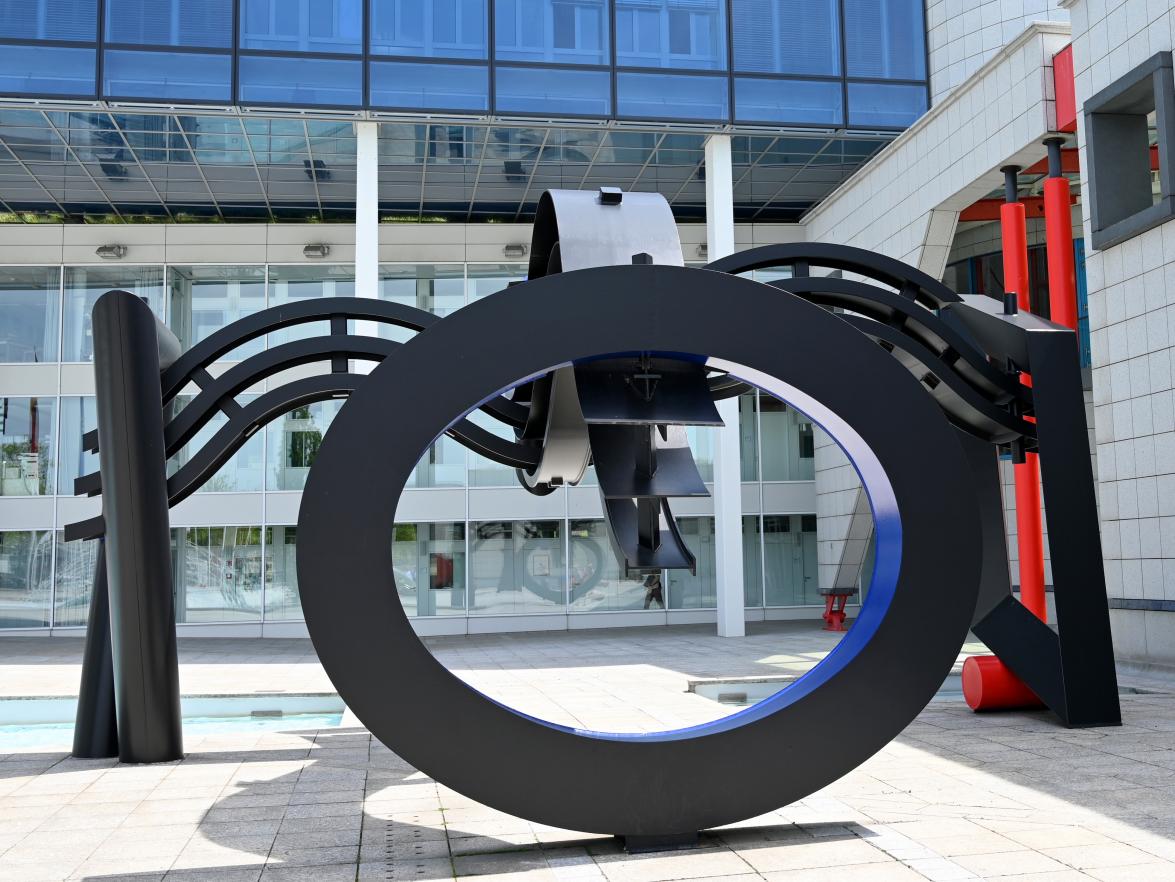 Robert Jacobsen (1949–1990), Skulptur vor dem Haupteingang des Verwaltungsgebäudes, Künzelsau, Skulpturengarten am Carmen Würth Forum, 1990, Bild 3/4