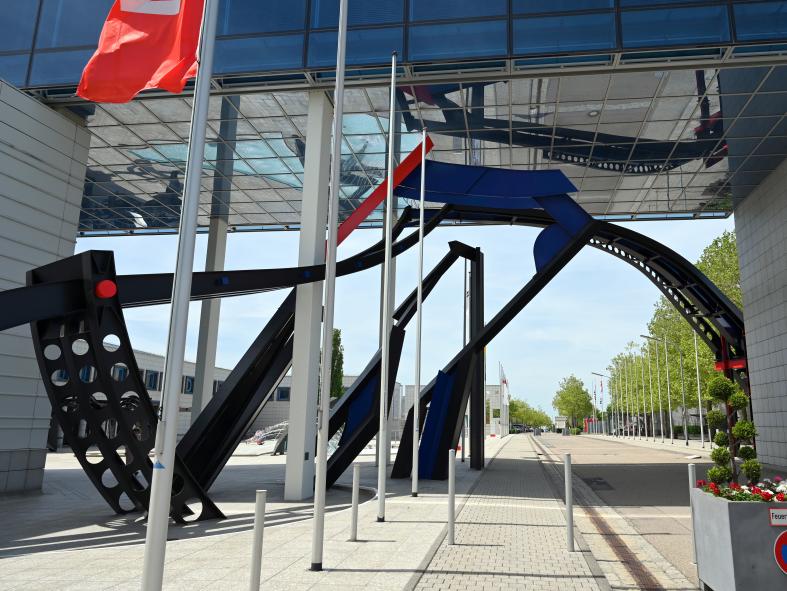 Robert Jacobsen (1949–1990), Der Flieger, Künzelsau, Skulpturengarten am Carmen Würth Forum, 1990, Bild 2/6