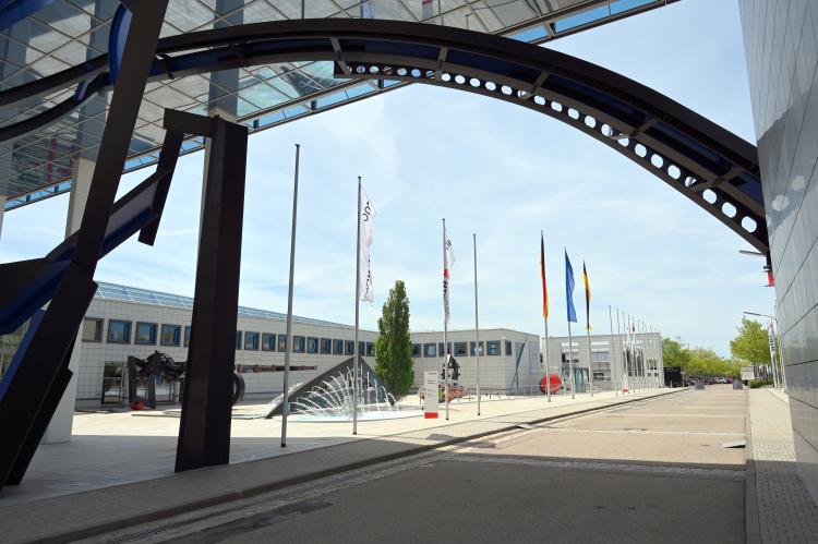 Robert Jacobsen (1949–1990), Der Flieger, Künzelsau, Skulpturengarten am Carmen Würth Forum, 1990, Bild 3/6