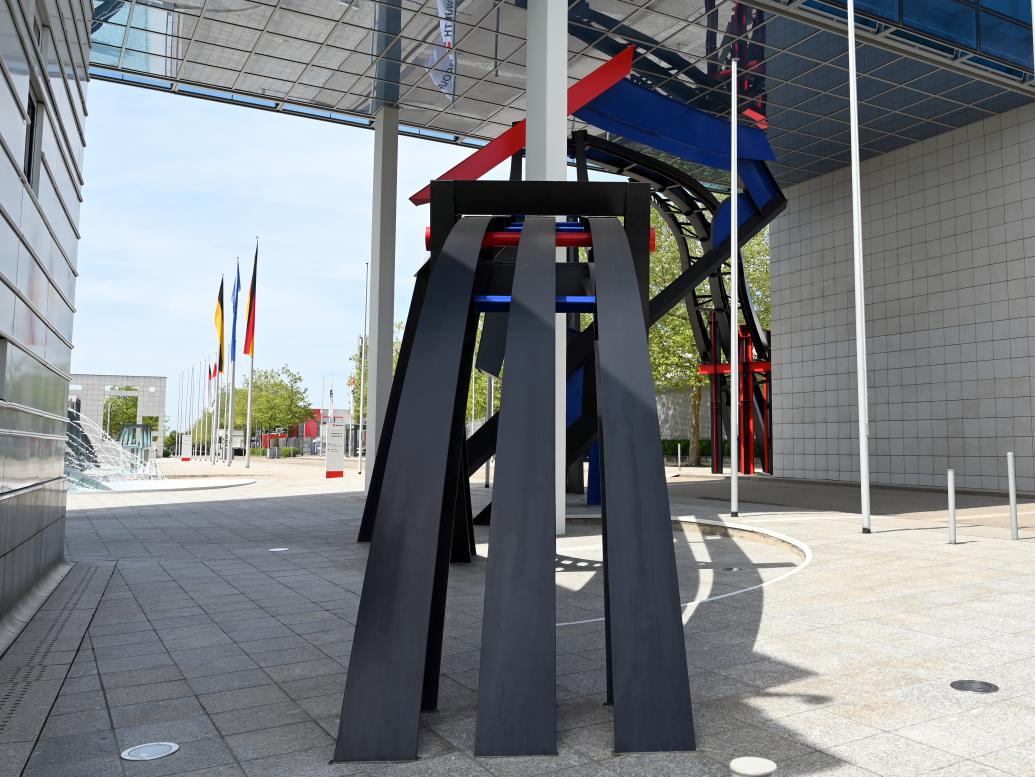 Robert Jacobsen (1949–1990), Der Flieger, Künzelsau, Skulpturengarten am Carmen Würth Forum, 1990, Bild 4/6