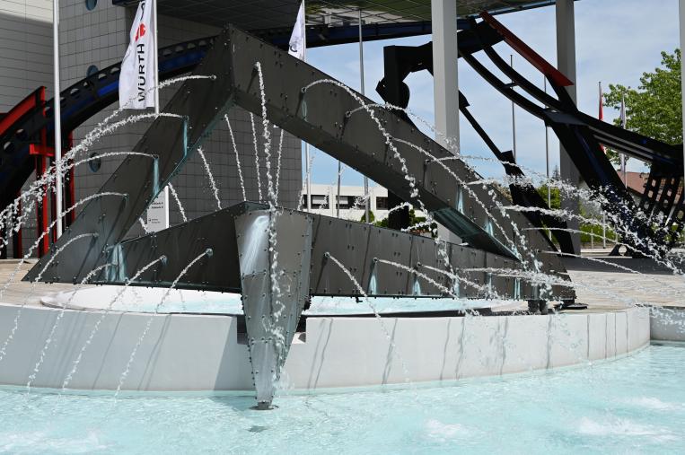 Robert Jacobsen (1949–1990), Delphin, Künzelsau, Skulpturengarten am Carmen Würth Forum, 1990, Bild 2/5