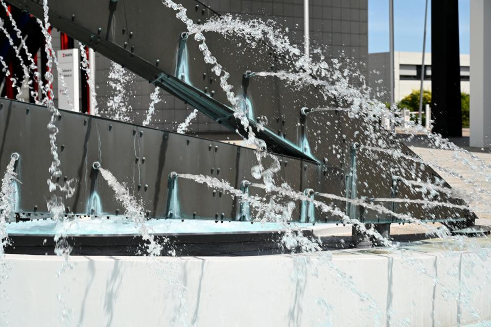 Robert Jacobsen (1949–1990), Delphin, Künzelsau, Skulpturengarten am Carmen Würth Forum, 1990, Bild 3/5