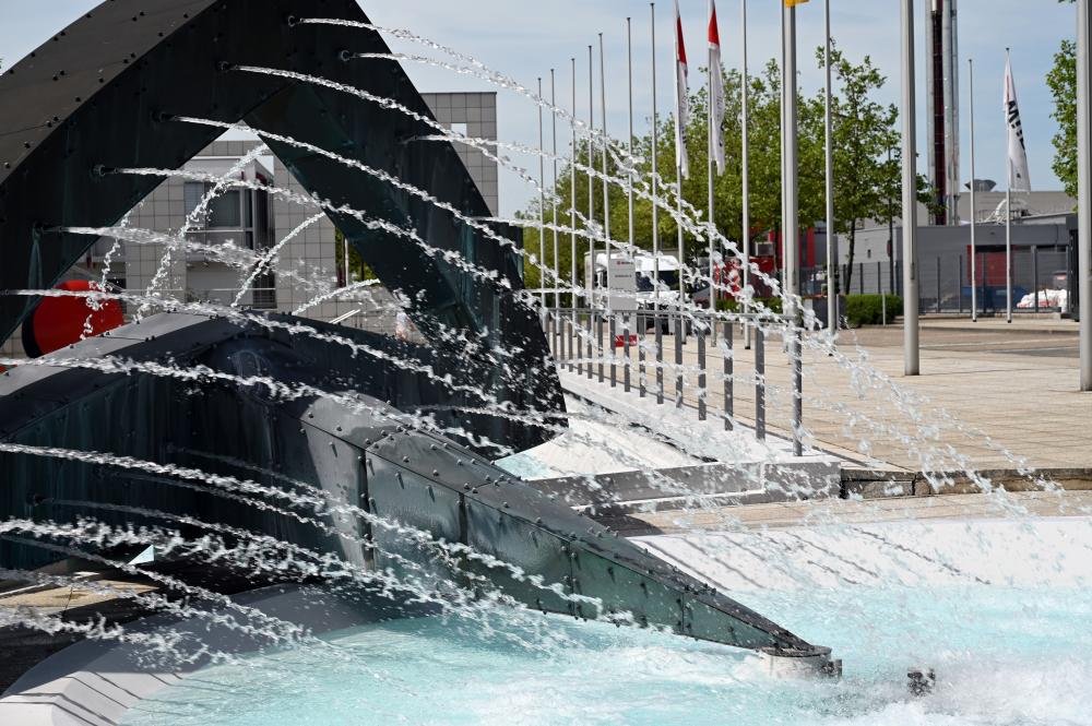 Robert Jacobsen (1949–1990), Delphin, Künzelsau, Skulpturengarten am Carmen Würth Forum, 1990, Bild 4/5