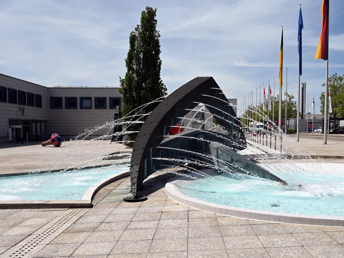 Robert Jacobsen (1949–1990), Delphin, Künzelsau, Skulpturengarten am Carmen Würth Forum, 1990, Bild 5/5