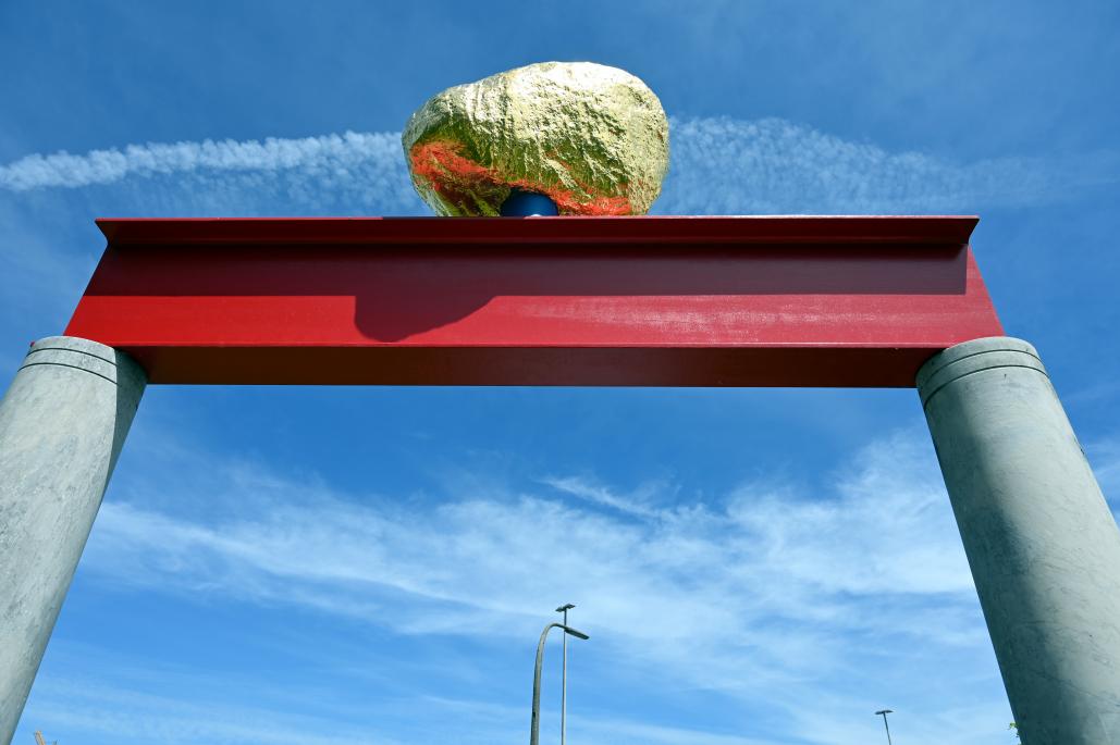 Heinrich Brummack (1989–2009), Tor mit goldenem Stein, Künzelsau, Skulpturengarten am Carmen Würth Forum, 1989, Bild 2/5