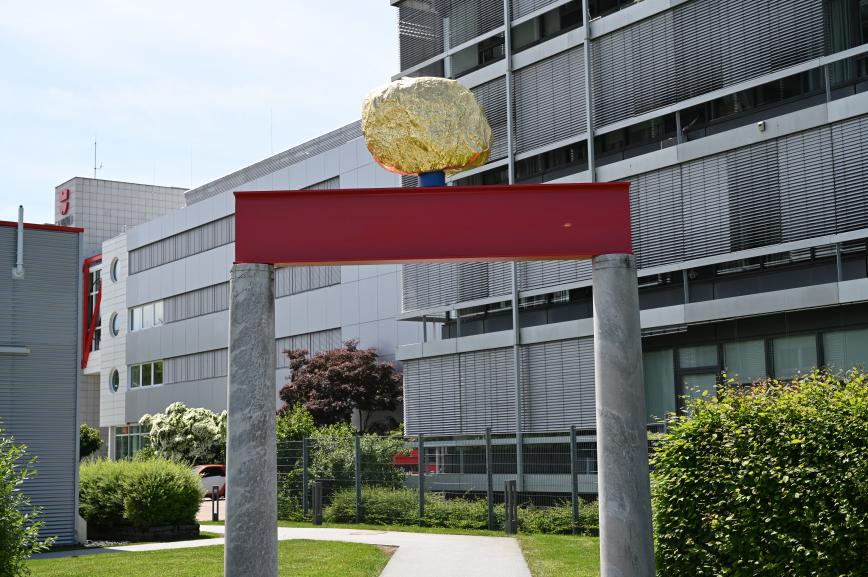 Heinrich Brummack (1989–2009), Tor mit goldenem Stein, Künzelsau, Skulpturengarten am Carmen Würth Forum, 1989, Bild 3/5