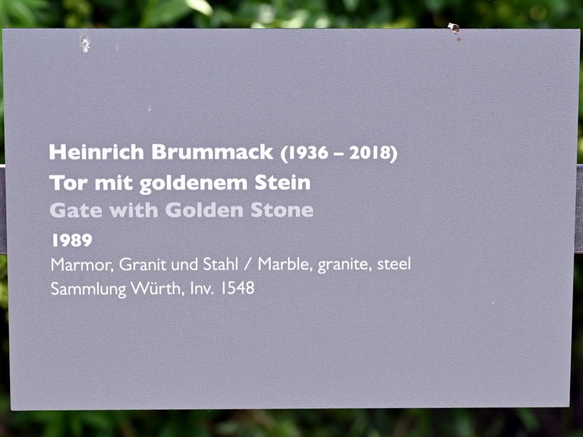 Heinrich Brummack (1989–2009), Tor mit goldenem Stein, Künzelsau, Skulpturengarten am Carmen Würth Forum, 1989, Bild 5/5