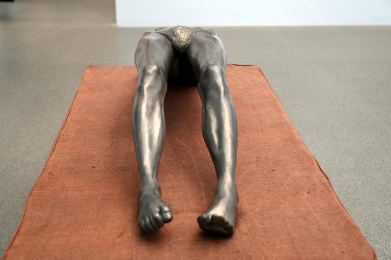 Louise Bourgeois (1947–2007), Arched Figure - Gewölbte Figur, München, Pinakothek der Moderne, Saal 1, 1993, Bild 3/7