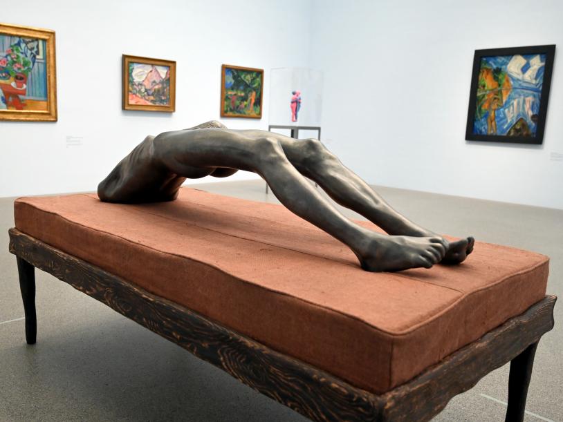 Louise Bourgeois (1947–2007), Arched Figure - Gewölbte Figur, München, Pinakothek der Moderne, Saal 1, 1993, Bild 4/7