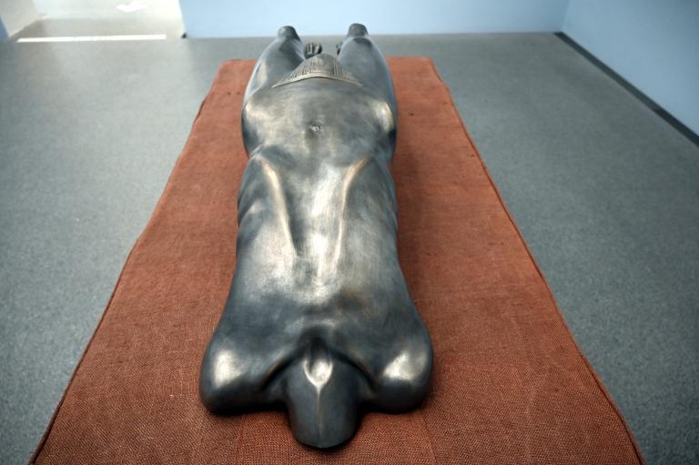 Louise Bourgeois (1947–2007), Arched Figure - Gewölbte Figur, München, Pinakothek der Moderne, Saal 1, 1993, Bild 5/7