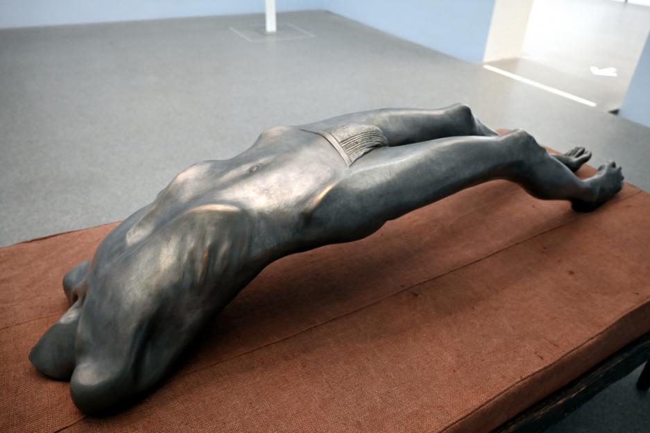 Louise Bourgeois (1947–2007), Arched Figure - Gewölbte Figur, München, Pinakothek der Moderne, Saal 1, 1993, Bild 6/7