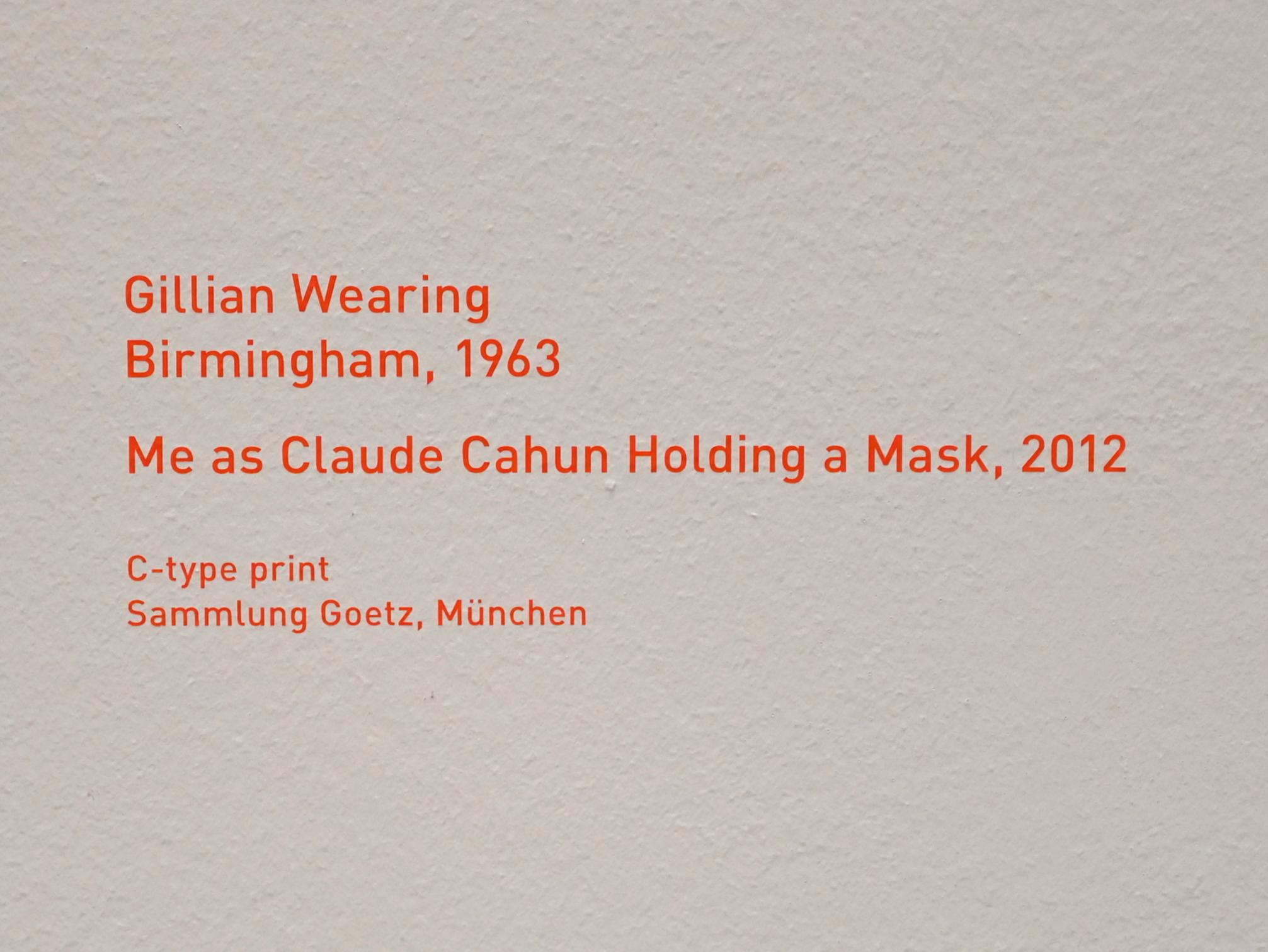 Gillian Wearing (2012), Me as Claude Cahun Holding a Mask, München, Pinakothek der Moderne, Saal 7, 2012, Bild 2/2