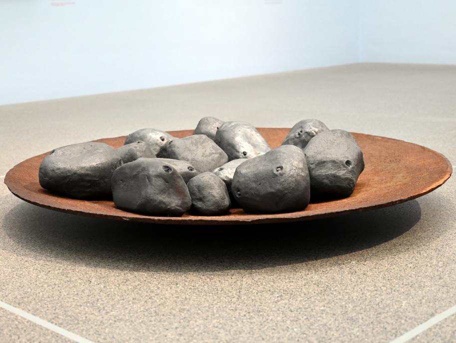 Thomas Schütte (1987–2015), Kartoffeln, München, Pinakothek der Moderne, Saal 9, 1991, Bild 3/4