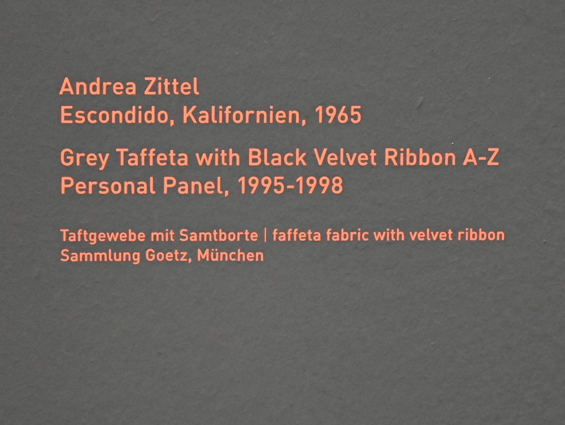 Andrea Zittel (1995–1998), Grey Taffeta with Black Velvet Ribbon A-Z, München, Pinakothek der Moderne, Saal 11, 1995–1998, Bild 2/2