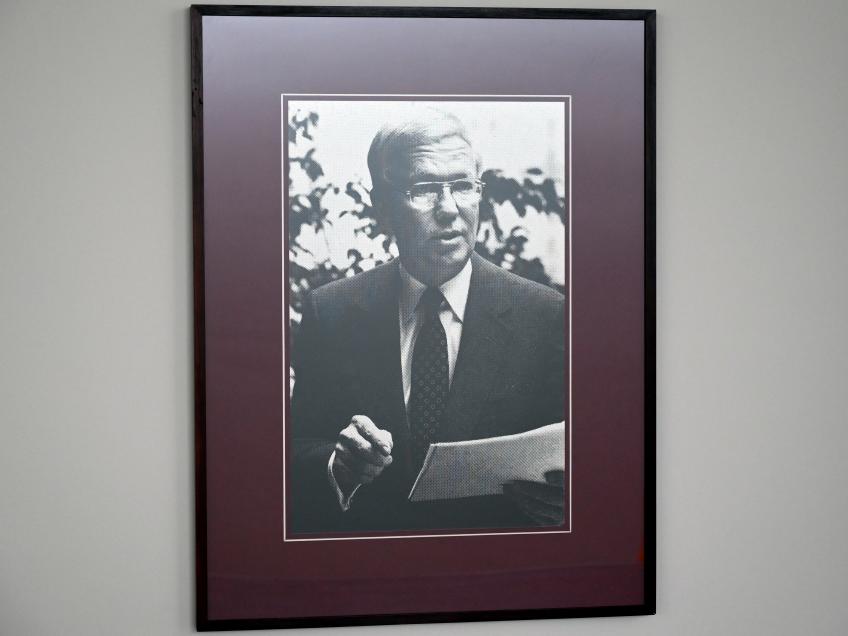 Bodo Buhl (1983), Wir alle wollen nur das Beste, München, Pinakothek der Moderne, Treppe im Ostflügel, 1983, Bild 2/10