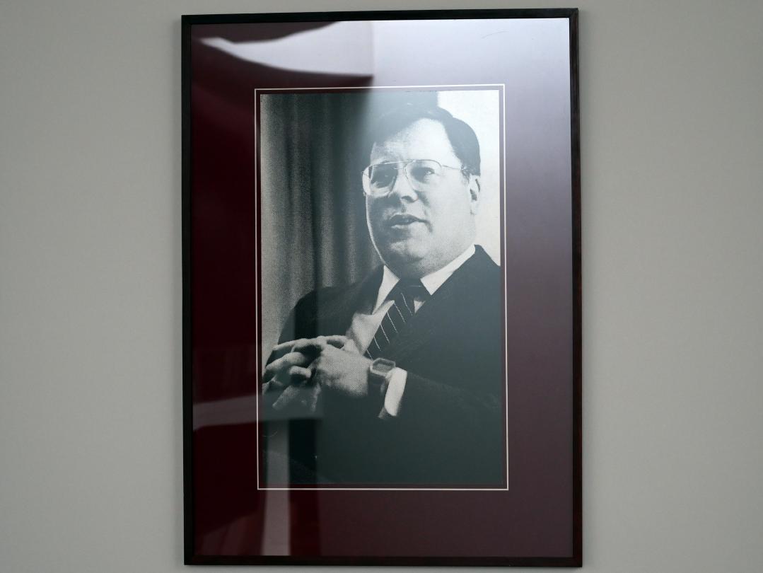 Bodo Buhl (1983), Wir alle wollen nur das Beste, München, Pinakothek der Moderne, Treppe im Ostflügel, 1983, Bild 4/10