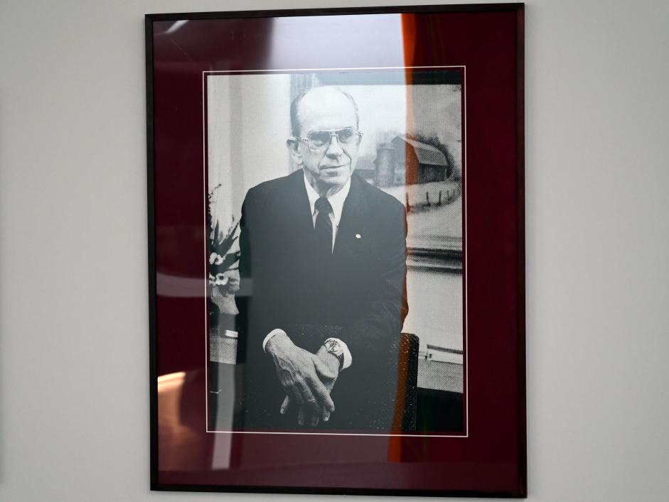 Bodo Buhl (1983), Wir alle wollen nur das Beste, München, Pinakothek der Moderne, Treppe im Ostflügel, 1983, Bild 6/10