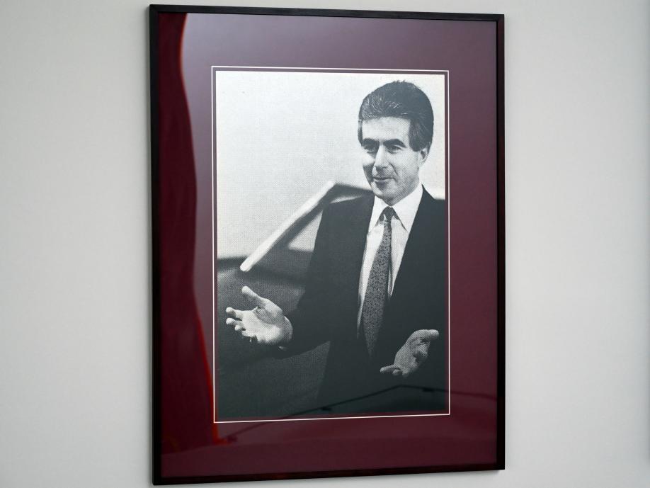 Bodo Buhl (1983), Wir alle wollen nur das Beste, München, Pinakothek der Moderne, Treppe im Ostflügel, 1983, Bild 7/10