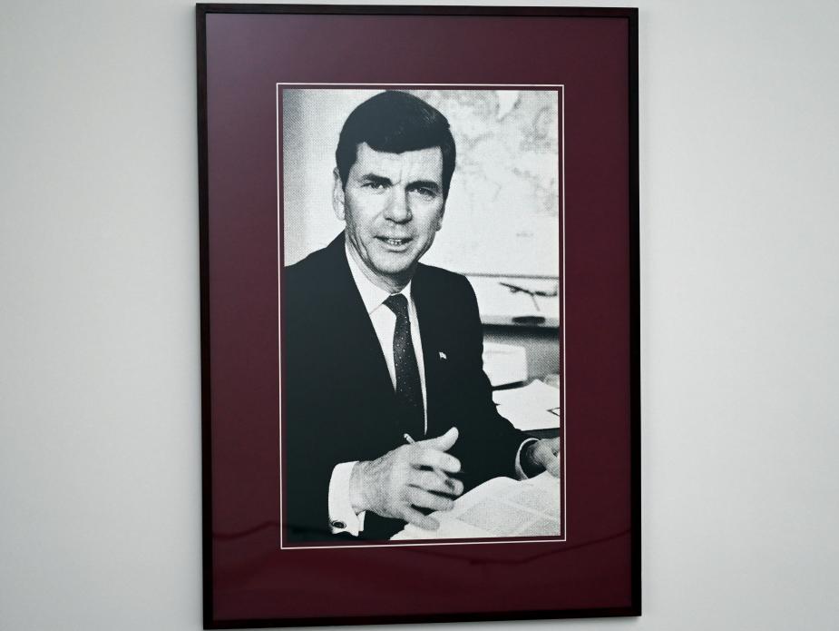 Bodo Buhl (1983), Wir alle wollen nur das Beste, München, Pinakothek der Moderne, Treppe im Ostflügel, 1983, Bild 9/10