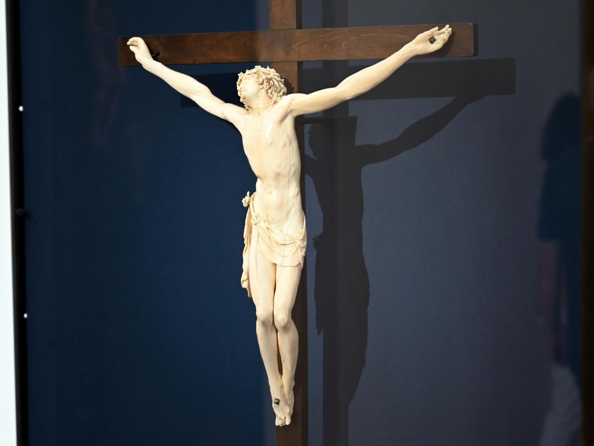 Furienmeister (1612–1620), Kruzifix - der Gekreuzigte, furios, Schwäbisch Hall, Kunsthalle Würth, Ausstellung "Leonhard Kern und Europa" vom 29.03. - 03.10.2021, Saal 7, 1. Viertel 17. Jhd., Bild 2/4