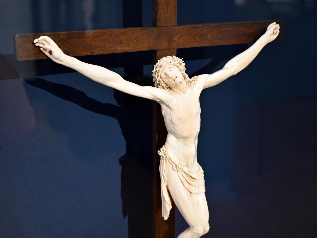 Furienmeister (1612–1620), Kruzifix - der Gekreuzigte, furios, Schwäbisch Hall, Kunsthalle Würth, Ausstellung "Leonhard Kern und Europa" vom 29.03. - 03.10.2021, Saal 7, 1. Viertel 17. Jhd., Bild 3/4