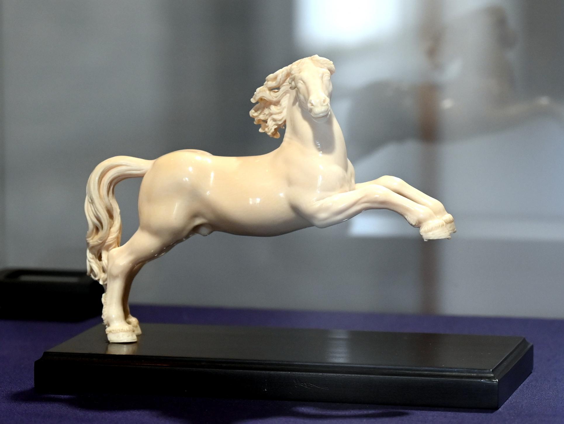 Leonhard Kern (1615–1653), Galoppierendes Pferd - in einer Momentaufnahme, Schwäbisch Hall, Kunsthalle Würth, Ausstellung "Leonhard Kern und Europa" vom 29.03. - 03.10.2021, Untergeschoß Saal 6, um 1630, Bild 2/3