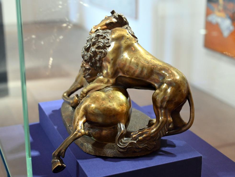 Löwe, einen Hengst reißend - nach der Antike, Schwäbisch Hall, Kunsthalle Würth, Ausstellung "Leonhard Kern und Europa" vom 29.03. - 03.10.2021, Untergeschoß Saal 6, Beginn 17. Jhd., Bild 2/3