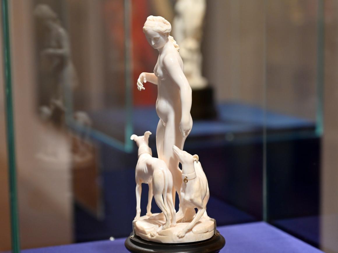 Leonhard Kern (1615–1653), Diana mit zwei Jagdhunden - die menschliche Göttin, Schwäbisch Hall, Kunsthalle Würth, Ausstellung "Leonhard Kern und Europa" vom 29.03. - 03.10.2021, Untergeschoß Saal 2, um 1640, Bild 2/4